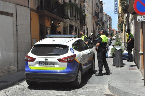 Acció policial contra la venda ambulant il·legal al mercadet ambulant de la Vila 