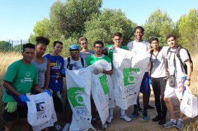 Joves del Raval de Barcelona netegen el barranc de la Mare de Déu del Camí 