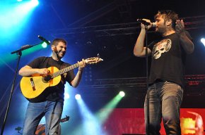 El parc del Pinaret vibra amb la rumba rock d'Estopa
