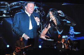 Un pletòric Julio Iglesias es posa el públic de Cambrils a la butxaca
