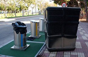 Es recuperen els contenidors soterrats que havien quedat inundats pels aiguats de la setmana passada