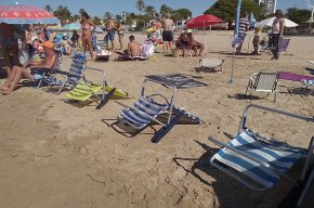 Continua la pràctica d'ocupar amb para-sols i cadires la primera línia de platja