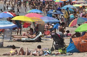 S'engega una campanya per conscienciar de la perillositat de llençar filtres de cigarrets a la platja 