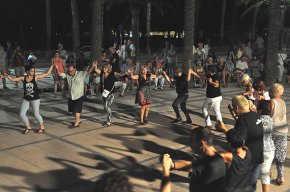 Usuaris del centre Villablanca clouen l'activitat de balls en línia al passeig de les Palmeres