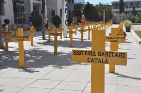 "Cementiri" davant la Casa de la Vila, l'acte reivindicatiu de l'ANC de Cambrils en suport del sistema sanitari català