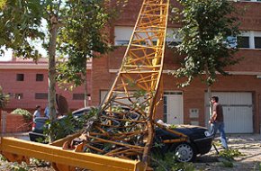FA 10 ANYS: Cau una grua damunt d'un habitatge del carrer de Josep Serra i Dalmau