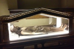 La Confraria de la Sang millora la il·luminació de la imatge del Sant Sepulcre
