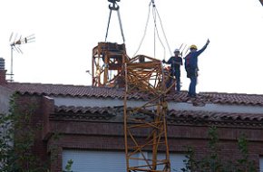 Es retira la grua que va caure damunt de la vivenda del carrer de Josep Serra i Dalmau