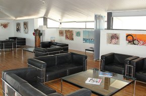 El jove artista reusenc Eduard Granados presenta l'exposició "Sensacions" al Club Nàutic Cambrils