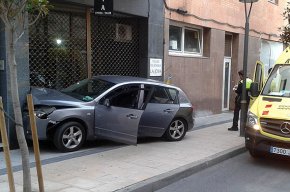 Un vehicle col·lisiona contra un establiment del carrer de Sant Pere
