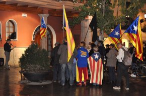 Una seixantena de persones es concentren a Cambrils en suport de l'alcaldessa de Berga, Montse Venturós