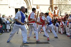 L'actuació dels grups tradicionals posa la nota de color a la diada de la Festa Major de la Immaculada