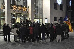 Una seixantena de persones es concentren davant l'Ajuntament en suport de Carme Forcadell
