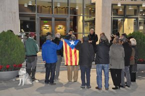 Prop d'una trentena de persones es concentren davant l'Ajuntament en suport al regidor de Vic Joan Coma