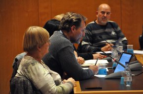 La regidora Carme Cros abandona el ple després d'encarar-se amb gent del públic