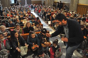 Alumnes del col·legi Cardenal Vidal i Barraquer celebren Sant Blai amb la tradicional benedicció d'aliments 