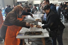 Prop de 300 persones participen a l'esmorzar amb galeres i calçots
