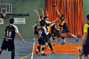 Ajustada victòria del CH Cambrils a la pista del BM La Roca que el fa més líder