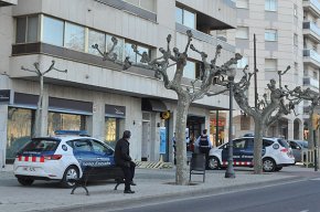 Cinc detinguts i dos bars precintats en una operació antidroga al barri de l'Eixample
