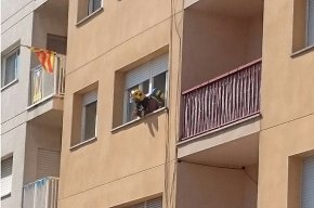 Un incendi afecta la cuina d'un habitatge del carrer de Sant Pere