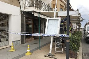 Un camió de les escombraries embarranca amb el tendal del restaurant Pescador