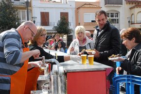 El tast de paelles a la plaça del Pòsit clou les jornades "Encarxofa't a Cambrils"