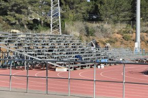Comença el muntatge de les polèmiques graderies a la pista d'atletisme