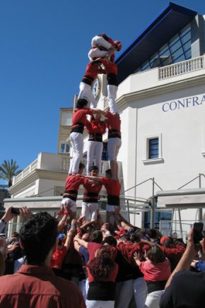 Els Xiquets de Cambrils descarreguen el 2 de 6 en la primera diada castellera de la temporada