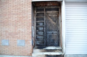 Calen foc, a mitjanit, a les portes de dos habitatges