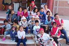 Els Diables Cagarrieres es donen a conèixer a alumnes d'Infantil de l'escola Marinada