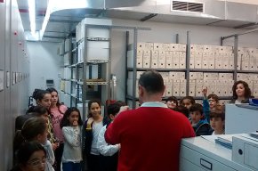 Alumnes de l'escola Cambrils participen a l'activitat "Aprenents d'historiador", a l'Arxiu Municipal 