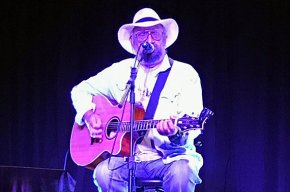 El cantautor mallorquí Tomeu Penya actua al Teatre del Casal Parroquial 