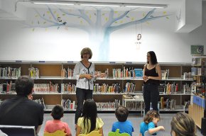 La Biblioteca Municipal estrena un nou mural pintat per l'artista Mireia Chaos