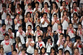 La cantata "El nen enamorat de la lluna" uneix les veus d'uns 450 alumnes cambrilencs