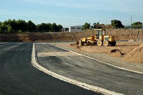 FA 10 ANYS: Es col·loca la primera capa d'asfalt de la pista d'atletisme 