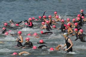 900 triatletes disputen la cinquena Triatló de Cambrils