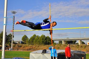 Pere Ferrando es penja la medalla de bronze de salt amb perxa al campionat de Catalunya màster