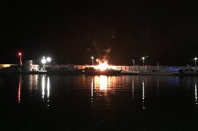 Aparatós incendi al moll de pesca durant la nit de Sant Joan