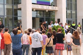 Minut de silenci per condemnar la mort de la cambrilenca assassinada a mans de la seva parella