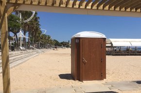 S'instal·len 17 cabines sanitàries de fusta a les platges 