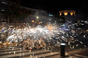 El Cagafoc omple de foc i espurnes la façana del Port