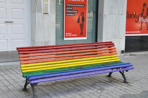Pinten un banc amb els colors de l'Orgull LGBTI