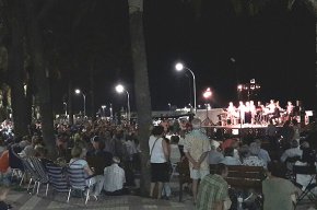 Cantada d'havaneres a la fresca al passeig de les Palmeres