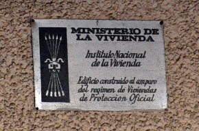 Vuit mesos de termini per retirar les plaques amb simbologia franquista dels habitatges cambrilencs