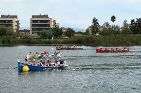 Les vuit tripulacions dels Vogadors de Cambrils pugen al podi en la regata de Sant Jaume dEnveja