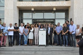 Més de 400 persones es concentren davant l'Ajuntament en rebuig dels atemptats de Cambrils i Barcelona