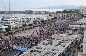 Unes 16.000 persones es manifesten a Cambrils contra el terrorisme