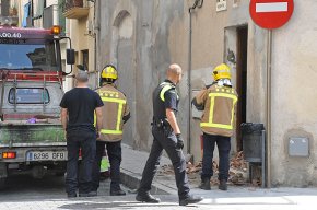Tapien per error la porta d'un edifici en el que hi havia gent a dins