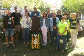 Ofrena floral d'ERC Cambrils al monòlit de l'11 de setembre del parc del Pescador