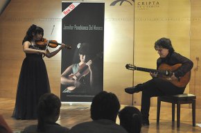 La violinista cambrilenca Jennifer Panebianco mostra el seu virtuosisme en un concert a la Cripta
